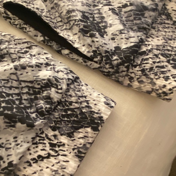 PINK wind breaker.  Zipper front. Blk/white snakeskin like pattern. M/L - Picture 3 of 3